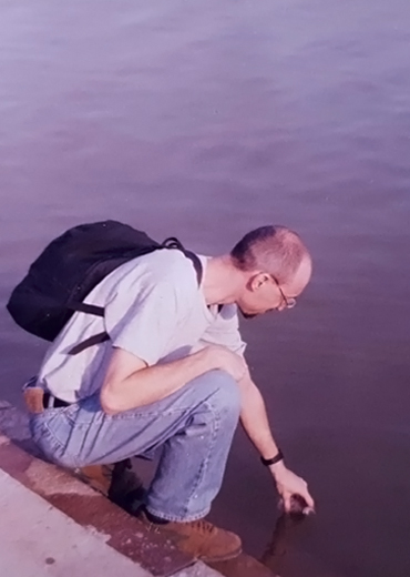 Guillermo Ricken junto al río Ganges en 1999