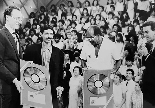 Guillermo Ricken entrega discos de platino a Eddie Santiago