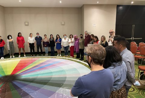 Personas alrededor de una rueda gigante de colores