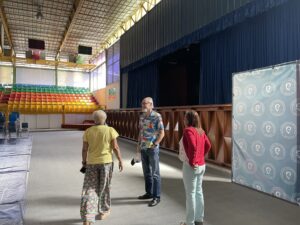 Yosiento llega a la UBA de Maracay. Guillermo Ricken y María del Rosario Rodríguez conocen el auditorio general de esta universidad.