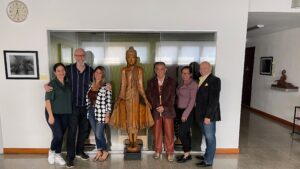 Miembros del equipo Yosiento y la UBA posan junto a la escultura del Buddha de 500 años de antigüedad