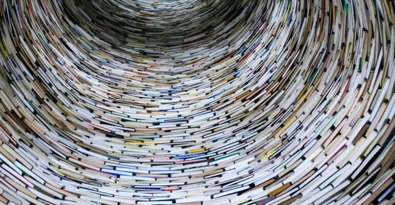 Composición geométrica circular hecha con cientos de libros. La obra, en la que se aprecian los libros solo en uno de los bordes, simula un nido de pájaros.